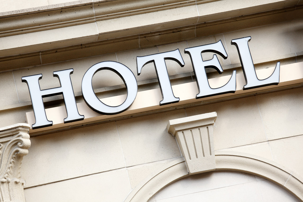 Własna sypialnia w hotelowym stylu? Minimalizm ze smakiem, czyli moda na nieprzemijającą klasykę